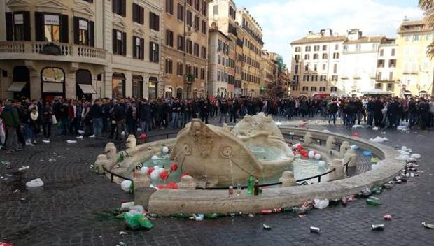 Feyenoord-Roma: banana gonfiabile e gara sospesa